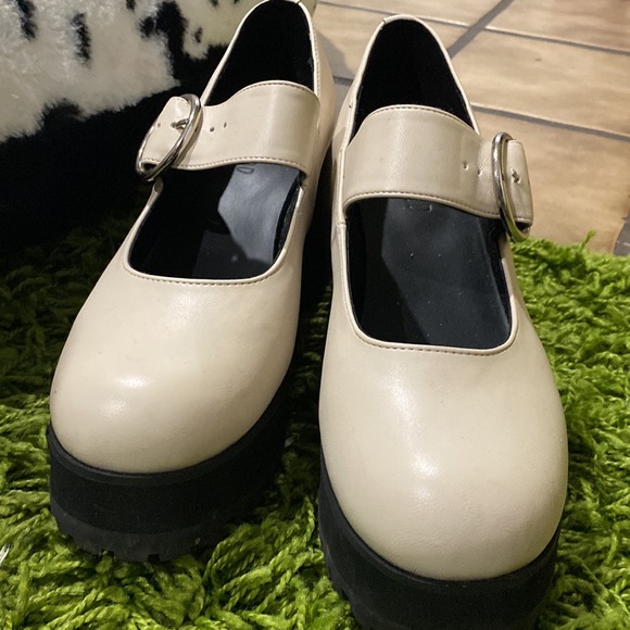 Super cute mod Mary Janes - Picture 2 of 2